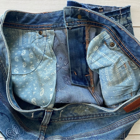 Sundance Women Bermuda Denim Shorts Sz 31 Floral Cross Stitch - Picture 9 of 11